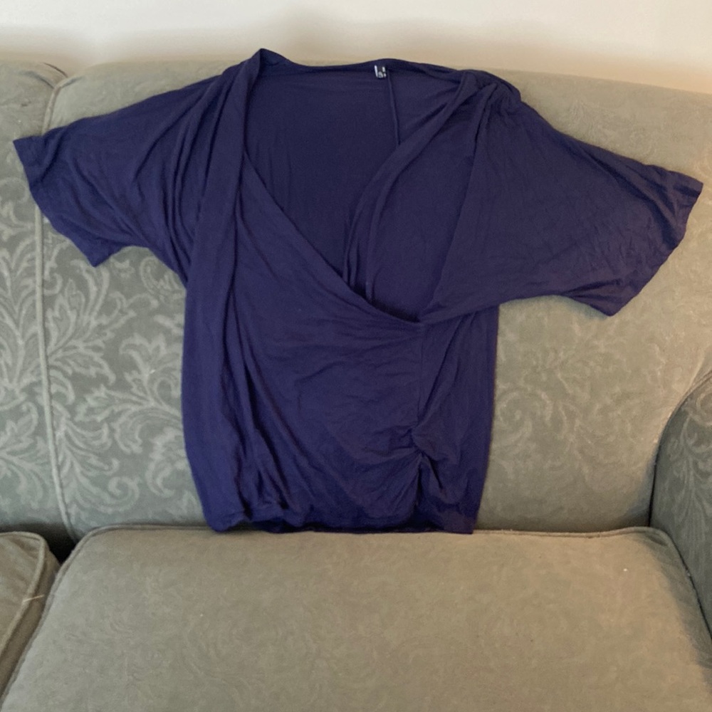 Like new, women’s top never worn by in In’Voland. Size 18.
